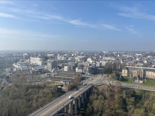 - une vue sur une ville avec une autoroute et des bâtiments dans l'établissement Là-Haut! Studio Plein Sud Terrasse, à Saint-Brieuc