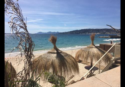 NEW renovated spacious 2 BR Apt AC 300m from Beach