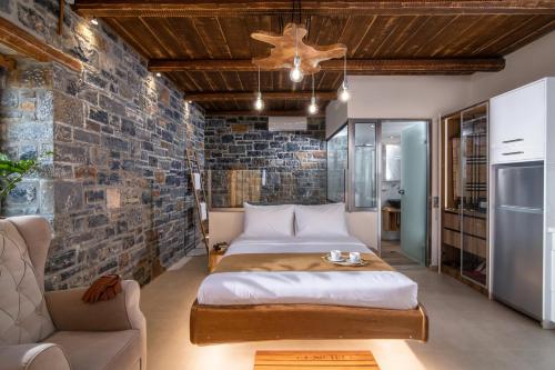Ένα ή περισσότερα κρεβάτια σε δωμάτιο στο Lotzetta Suites by Estia