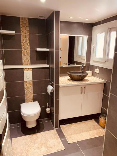 une salle de bain avec toilettes et lavabo dans l'établissement NEW renovated spacious 2 BR Apt AC 300m from Beach, à Juan-les-Pins