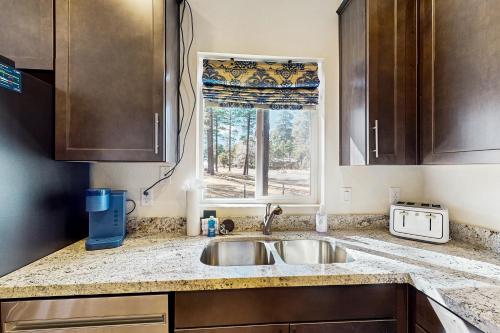 Kuchyň nebo kuchyňský kout v ubytování Peaks & Pines Bungalow