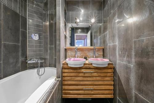 a bathroom with two sinks and a bath tub at Le Spot - La Défense - Paris - Wifi in Puteaux