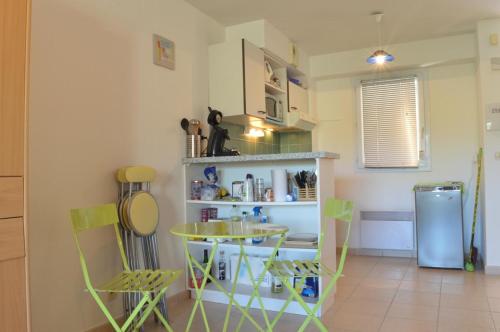 une cuisine avec une table, des chaises et un réfrigérateur dans l'établissement Appart 3 pièces 6 couchages BANYULS SUR MER BN330-036, à Banyuls-sur-Mer