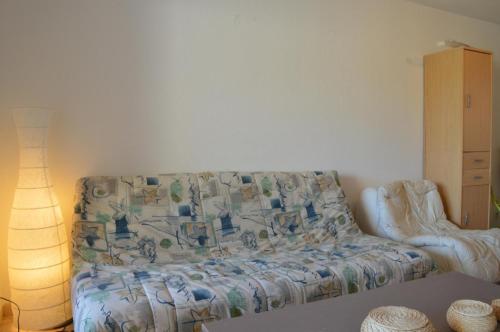 - un salon avec un canapé et un oreiller dans l'établissement Appart 3 pièces 6 couchages BANYULS SUR MER BN330-036, à Banyuls-sur-Mer