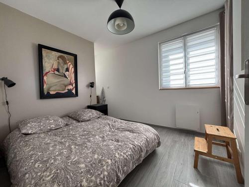 une chambre avec un lit et une fenêtre dans l'établissement Appartement 3 chambres à Royan avec parking près de la plage - FR-1-494-201, à Royan
