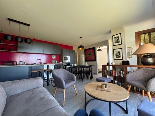 un salon avec un canapé et une table et une cuisine dans l'établissement Appartement 3 chambres à Royan avec parking près de la plage - FR-1-494-201, à Royan
