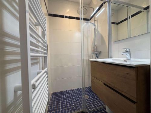 une salle de bain avec un lavabo et une douche dans l'établissement Appartement 3 chambres à Royan avec parking près de la plage - FR-1-494-201, à Royan