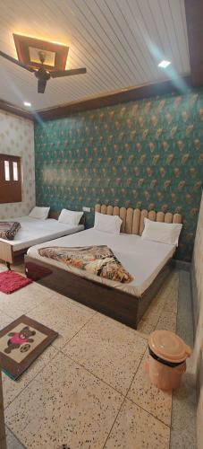 Postel nebo postele na pokoji v ubytování Shree p Guest House