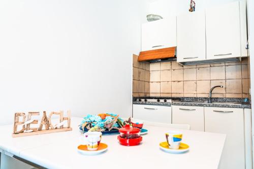 een aanrecht met drie kopjes en borden erop bij Condominio Athena in Bibione