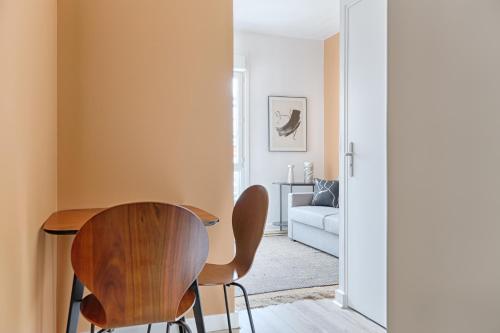 un salon avec une table et deux chaises dans l'établissement Mykeypers - Studio Cozy 2P - Malakoff 11, à Malakoff