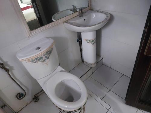 a bathroom with a toilet and a sink at Gold Crown International Hotel With Complementary Breakfast and WiFi in Johannesburg