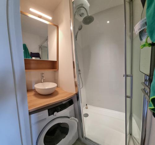 une salle de bain avec toilettes, lavabo et douche dans l'établissement Superbe Vue mer T2bis Arcachon, à Arcachon