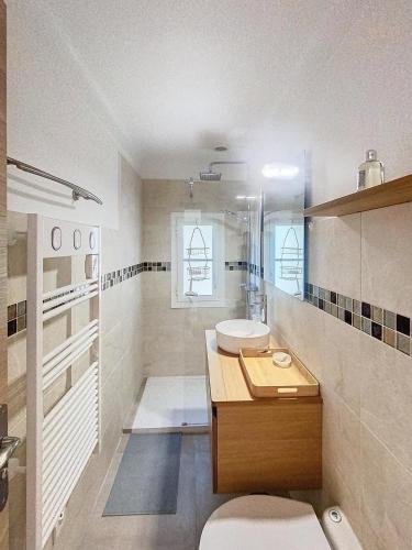 une salle de bain avec un lavabo et des toilettes dans l'établissement Maison sommet village avec jardin jacuzzi vue, à Cabris