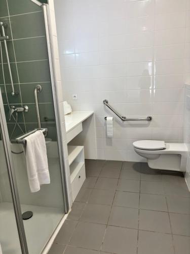 une salle de bain avec toilettes et douche en verre dans l'établissement Résidence de Cannes La Bocca, à Cannes
