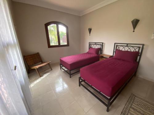 Una cama o camas en una habitación de Dar Mazaheer