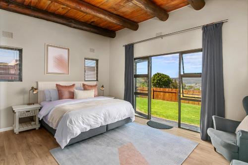 Ένα ή περισσότερα κρεβάτια σε δωμάτιο στο 3-Bedroom Dream Escape - Knysna