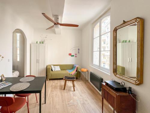 - un salon avec un miroir et un canapé dans l'établissement Le Nid Provençal - Vue Cathédrale - 300 metres du port, à Toulon