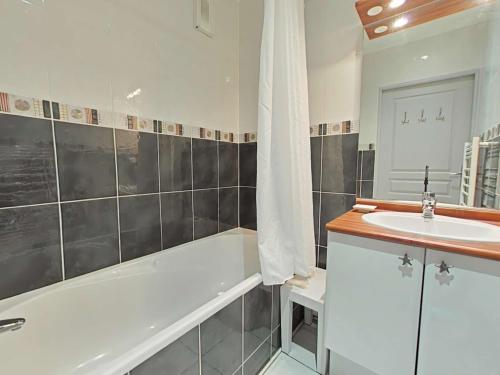 ein Badezimmer mit Badewanne und Waschbecken in der Unterkunft Appartement 3 pièces avec balcon à 700m de la plage - 6 couchages, garage, classé 3 étoiles - FR-1-224-710 in Saint-Gilles-Croix-de-Vie