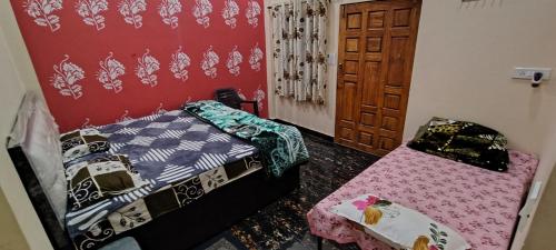 a bedroom with a bed and a table in it at Shri Brahmadev Athithi Bhavan in Naimishāranya