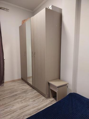 ein Schlafzimmer mit Kleiderschrank, Bank und Spiegel in der Unterkunft CaskadeSpot in Yerevan