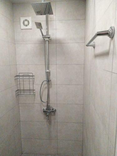 una doccia con soffione in un bagno di CaskadeSpot a Yerevan