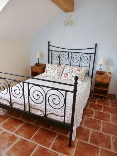 - une chambre avec un lit noir et 2 tables de chevet dans l'établissement Charming cottage style property nestled in stunning French countryside near Carcassonne and Mirepoix, à Hounoux