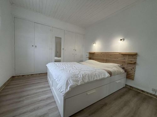 une chambre blanche avec un grand lit dedans dans l'établissement Mais 4 pièces Oléron 6 couchages SAINT-PIERRE D'OLERON SPO000-099, à Saint-Pierre-dʼOléron