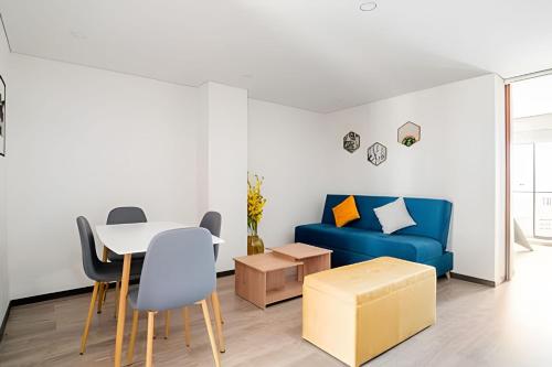 a living room with a blue couch and a table at Edificio Urban in Cajicá