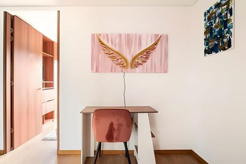a dining room with a table and a chair at Edificio Urban in Cajicá