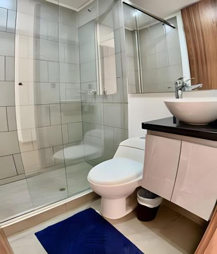 a bathroom with a toilet and a sink and a shower at Edificio Urban in Cajicá
