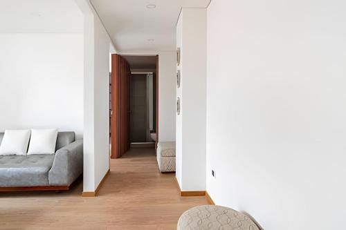 a living room with a couch and a bed at Edificio Urban in Cajicá