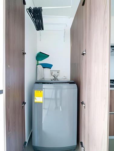 a kitchen with a refrigerator and a sink in a room at Edificio Urban in Cajicá