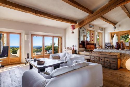 Photo de la galerie de l'établissement Villa Rosebud - Exeptionelle pour 10 avec Piscine et Cinéma, à Tourrettes-sur-Loup