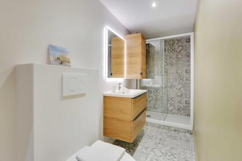 une salle de bain avec un lavabo et une douche dans l'établissement Wonderful apartment - 1BR 5P - Sacré Cœur Ramey, à Paris