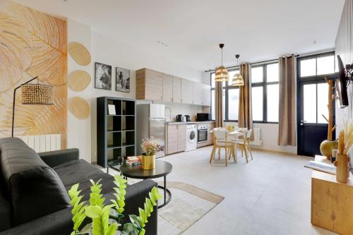 un salon avec un canapé et une table dans l'établissement Wonderful apartment - 1BR 5P - Sacré Cœur Ramey, à Paris