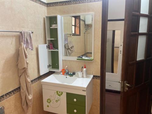 une salle de bain avec un lavabo et un miroir dans l'établissement Homestay, à Thôn Kim Long (1)