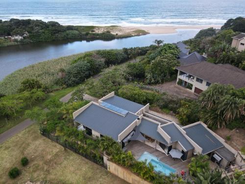 una vista aérea de una casa junto al océano en 69 Lagoon House, en Marina Beach