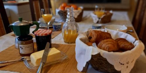 une table avec un panier de pain et de beurre dans l'établissement La Némerie, à Vivoin