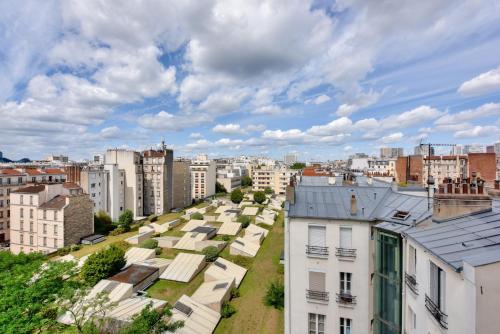 une vue aérienne d'une ville avec des bâtiments dans l'établissement Splendide studio proche de la station métro Lourmel, à Paris