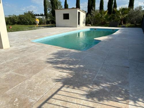 - une piscine avec une personne debout à côté dans l'établissement Location de vacances en campagne avec accès piscine, à Beaucaire