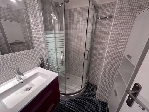 une salle de bain avec un lavabo et une douche dans l'établissement Studio 2 cabines 4 pers avec parking, vue mer - Port Camargue - FR-1-731-130, au Grau-du-Roi