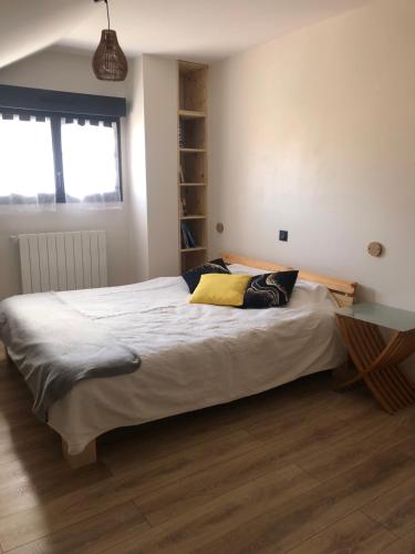 une chambre avec un grand lit et une table dans l'établissement Sub zéro, à Saint-Jean-de-Tholome