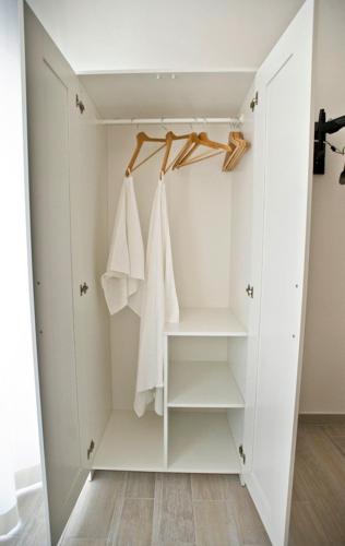a white walk in closet with white towels at Fellini in Rome