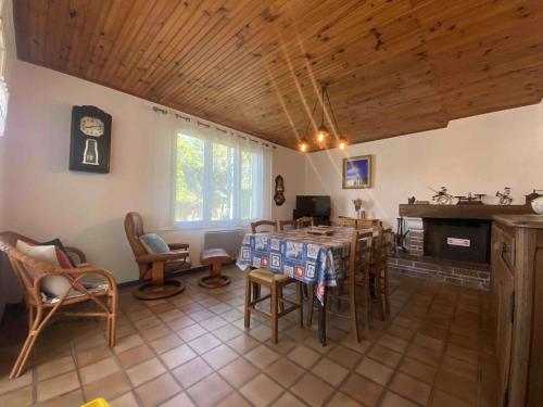 - un salon avec une table et des chaises dans une maison dans l'établissement Maison 4 pièces - 6 couchages - Saint Georges d'Oléron SGO000-028, à Saint-Georges-dʼOléron