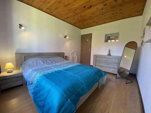 une chambre avec un lit, une commode et un miroir dans l'établissement Maison 4 pièces - 6 couchages - Saint Georges d'Oléron SGO000-028, à Saint-Georges-dʼOléron