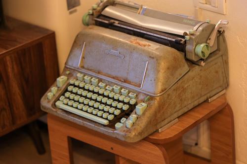 an old typewriter sitting on top of a table at N'konak Guesthouse in Pukë