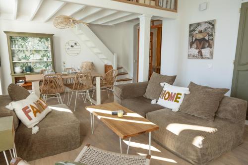 un salon avec deux canapés et une table dans l'établissement Family House Vue Mer, à Menton