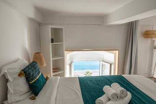une chambre avec un lit avec des serviettes dessus dans l'établissement Family House Vue Mer, à Menton