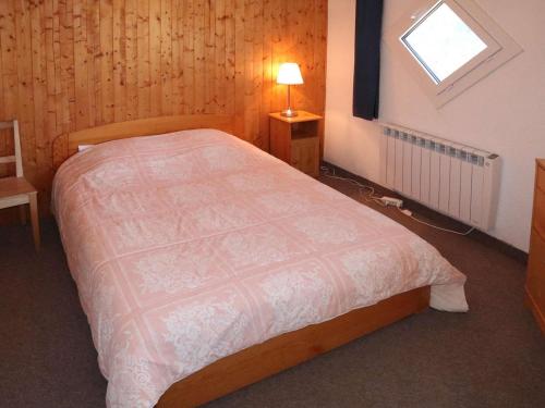 une chambre avec un lit avec une lampe et une fenêtre dans l'établissement Appartement 2 pièces 6 personnes - Centre station, Animaux admis, Parking - FR-1-322-152, aux Orres