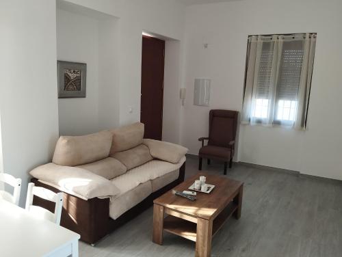 a living room with a couch and a coffee table at Apartamento Centro in Montoro